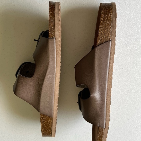 Maurices Womens Leather Cork Sole
Double Buckle Strap Slide Sandals
White Sz 10 - Picture 6 of 9